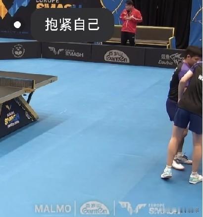 笑不活了！
林诗栋、温瑞博比赛结束时，
王皓指导长长舒了一口气，
并抱着自己的胸