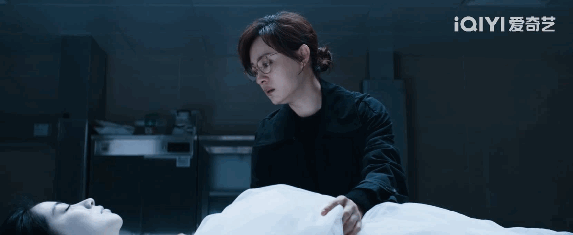 孙俪新剧亲手给闺蜜穿寿衣 这突如其来的噩耗真的让人有点反应不过来了，颜聆身上散发