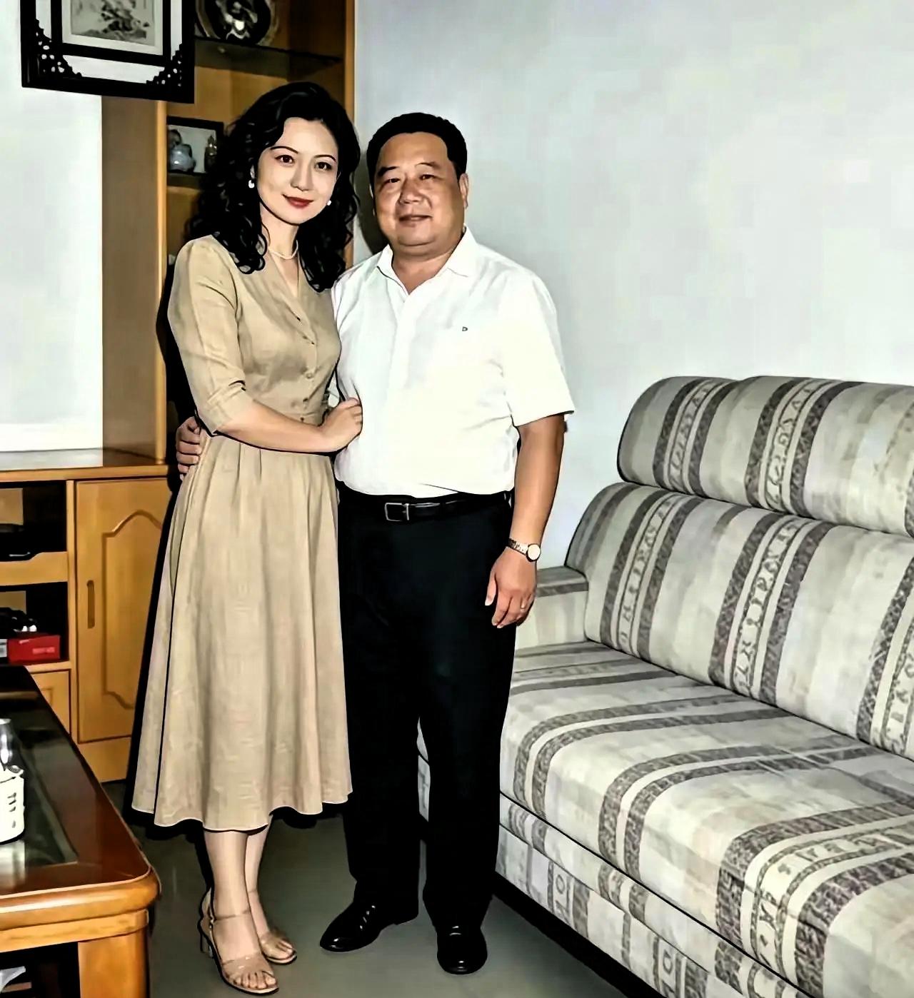 郎才女貌，看这样子是男人成功成为人士后找的年轻妻子吗？