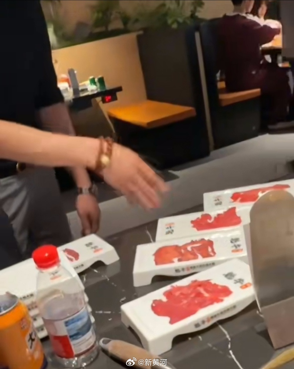 【#魁牛火锅为扣顾客押金捞锅凑分量#】#捞锅凑分量火锅店长被辞退# 4月25日，