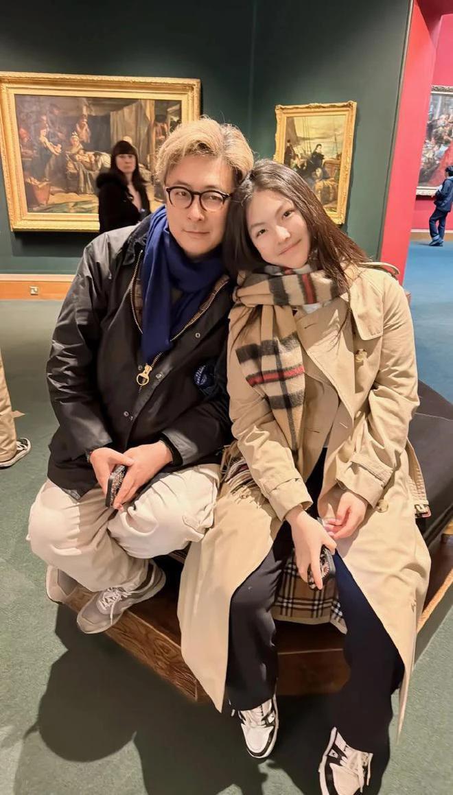 李湘一家三口看画展，王诗龄身着一件宝格丽经典卡其色风衣，搭配同品牌围巾，脚踩LV