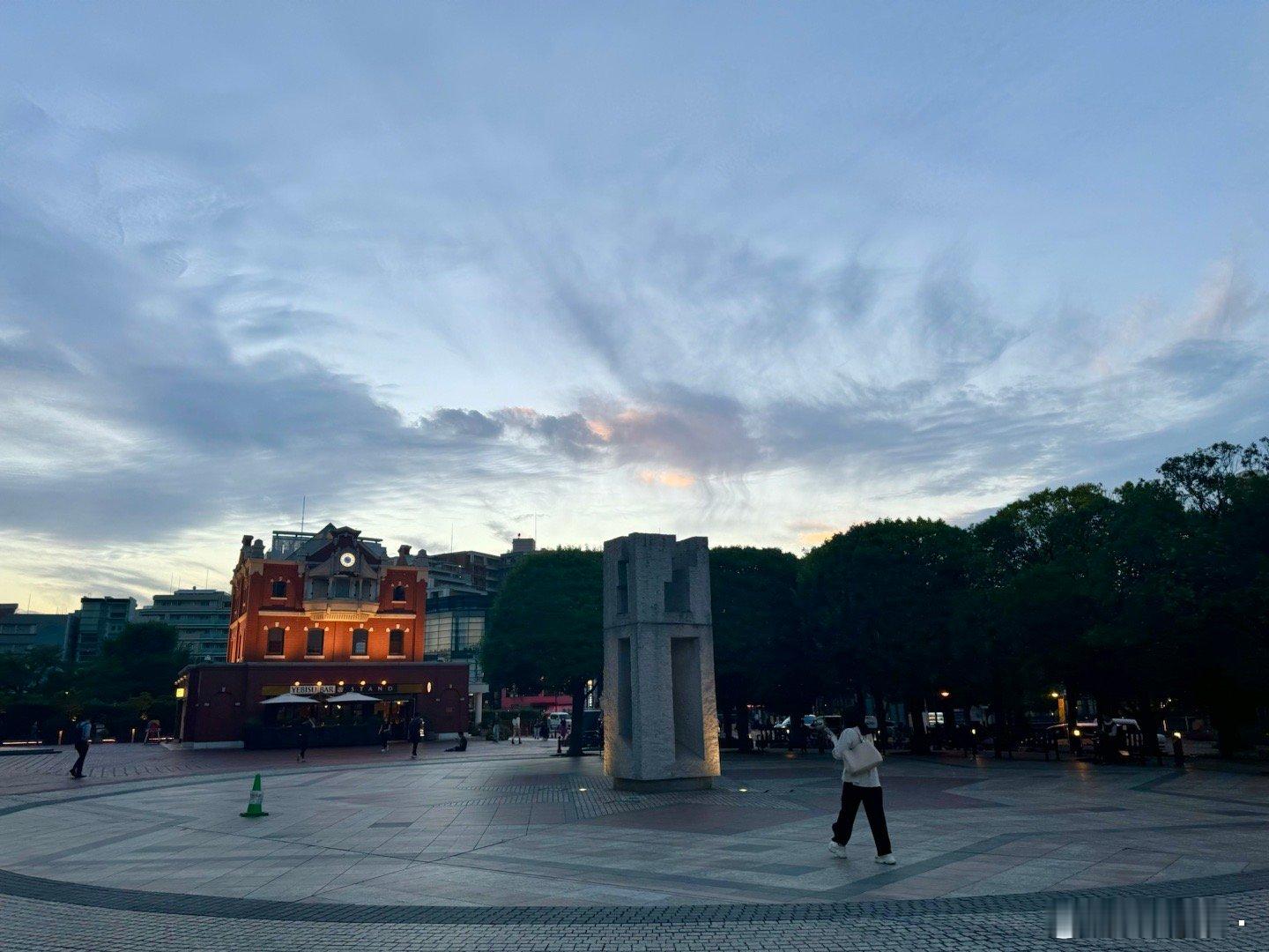 仿佛只是一夜之间，就是秋日的天空了。 ​​​
