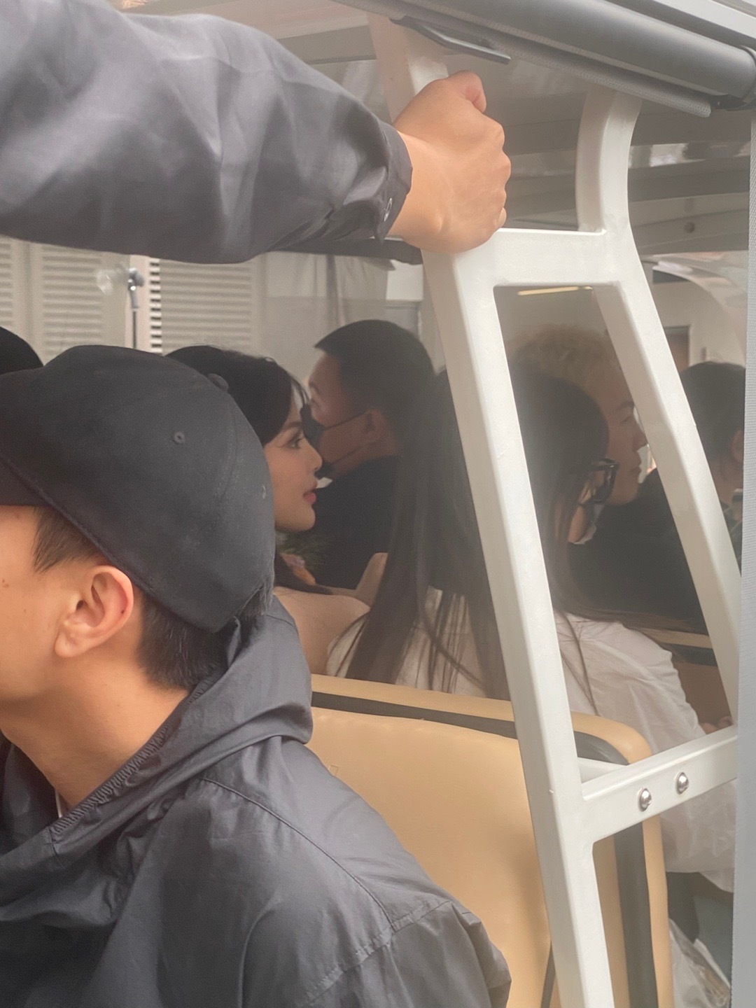 #杨超越成都# 杨超越离开，粉丝大喊“杨超越拜拜”超越听到后回头挥手……呜呜呜，