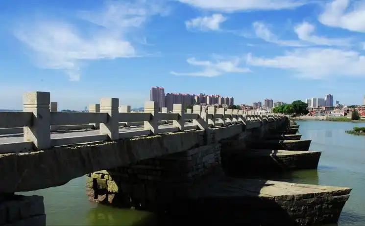 在沿海浅滩、河口淤泥地带建造桥梁，松软的土层无法直接承载桥墩重量，传统打桩或直砌