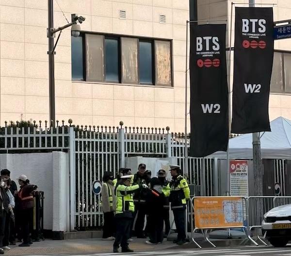 BTS 音乐会点燃首尔之夜

王雅亿  首尔报道

2026年3月21日晚8点，