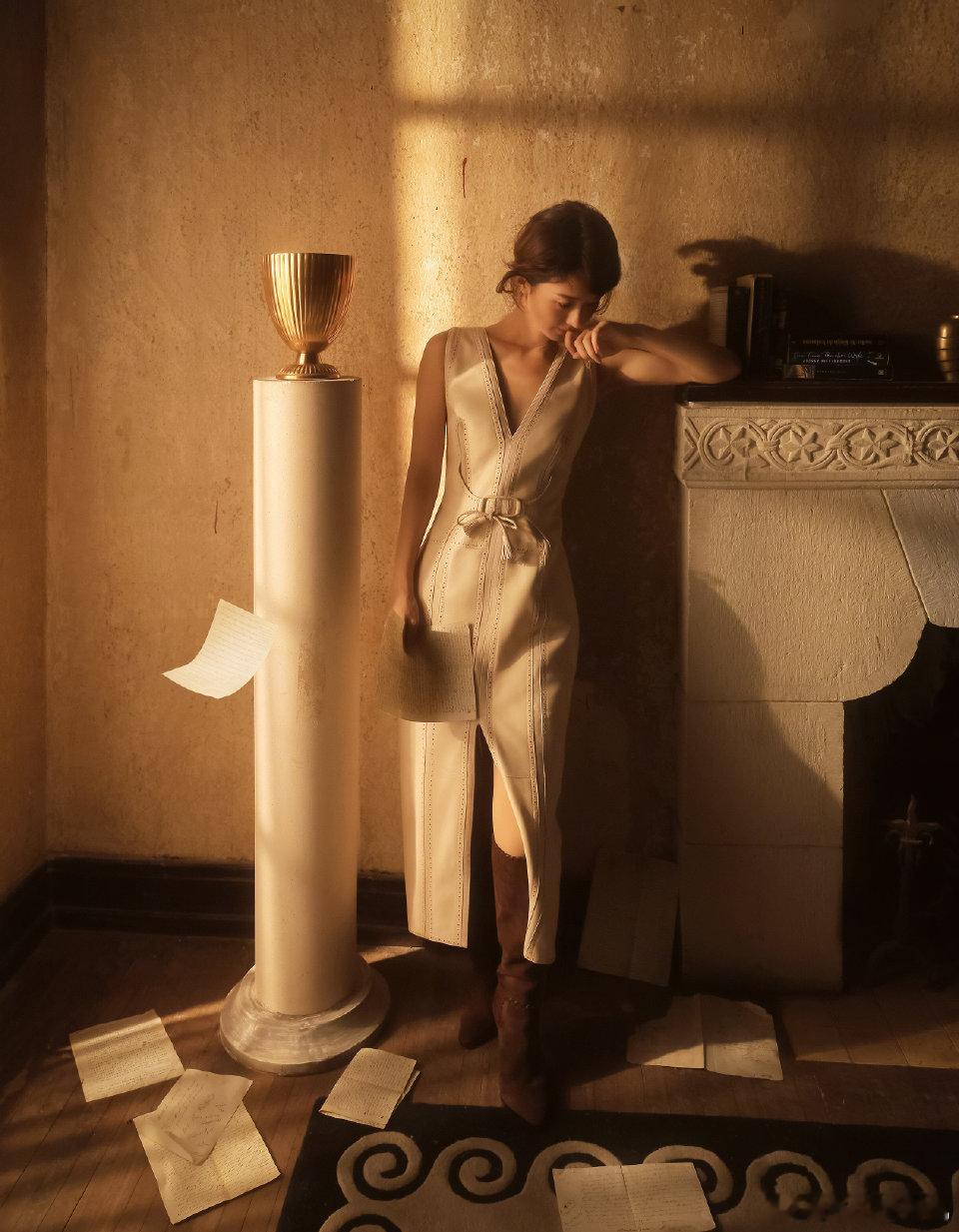 赵丽颖ELLE封面光影定格复古优雅，赵丽颖三登ELLE封面气场全开！利落盘发衬出