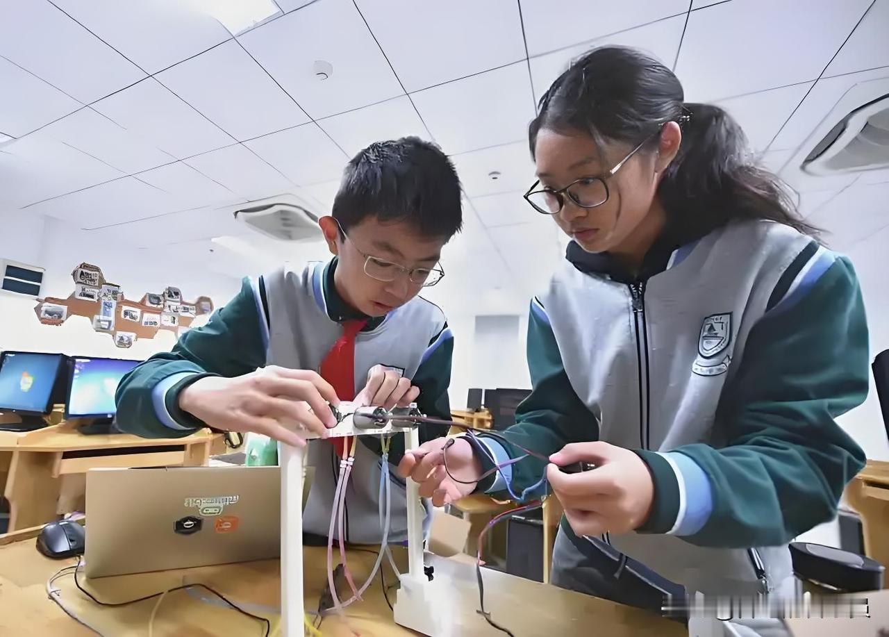 初一数学跟不上,初二就会掉队吗?初一数学本身就是很大一部分与小学内容相衔接，所以