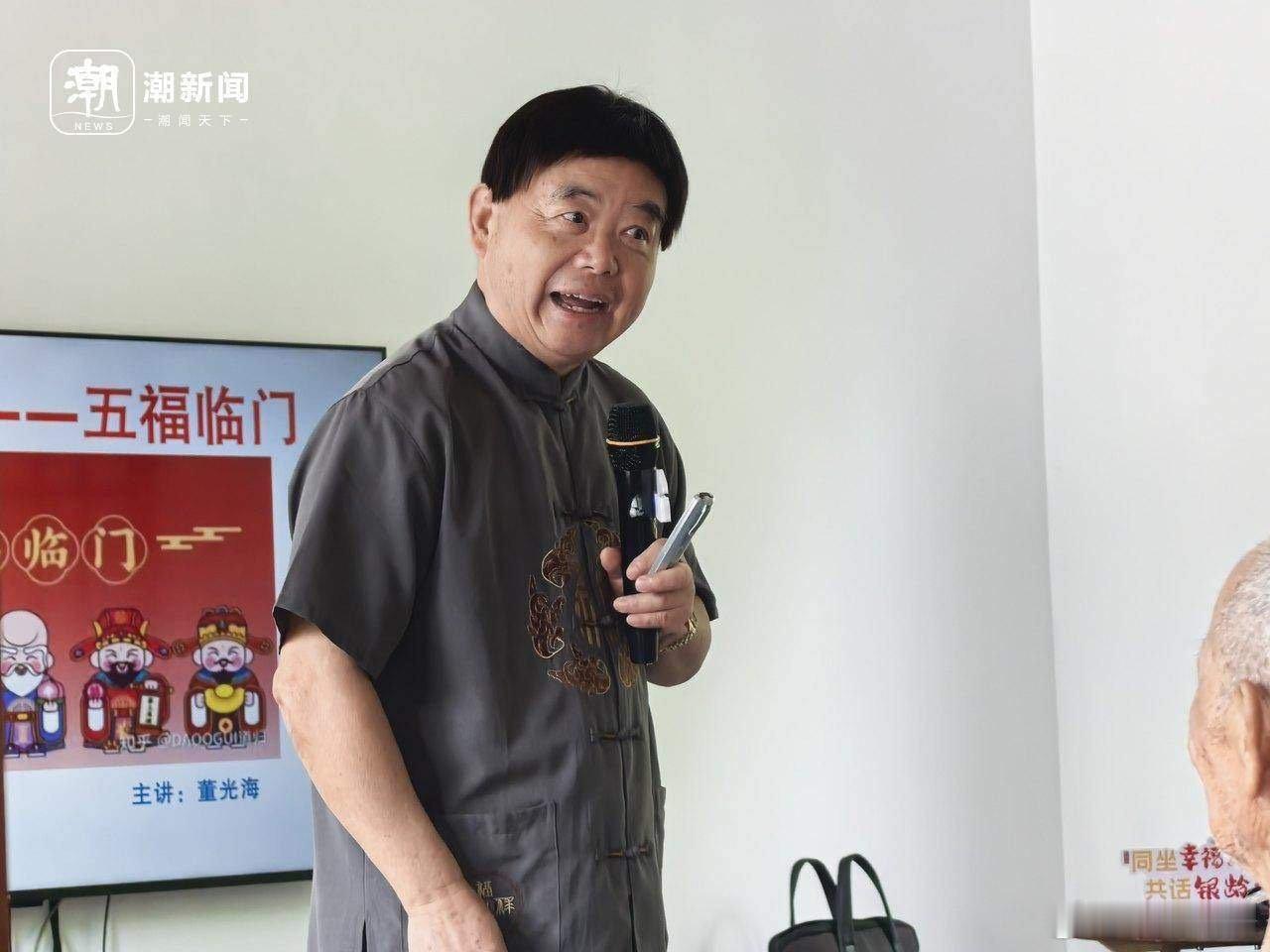 浙江山村创新开放麦丰富老年人精神生活 8月9日，建德更楼街道桥岭村村干部冒风雨为