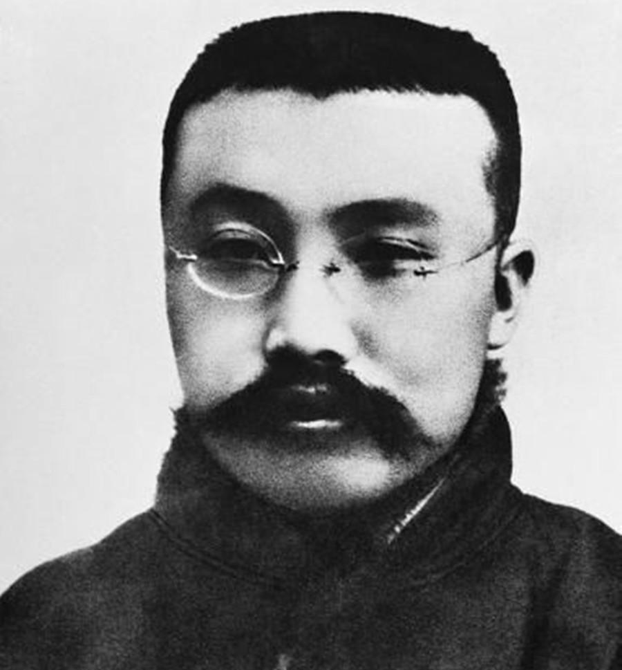 1924年1月，广州东园灯火通明，第一次国民党全国代表大会正在进行。会场一角，一