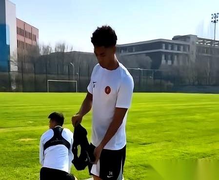 说出来你可能不信，当年咱们国少队的队长，板上钉钉的未来之星，就因为通宵打游戏、睡