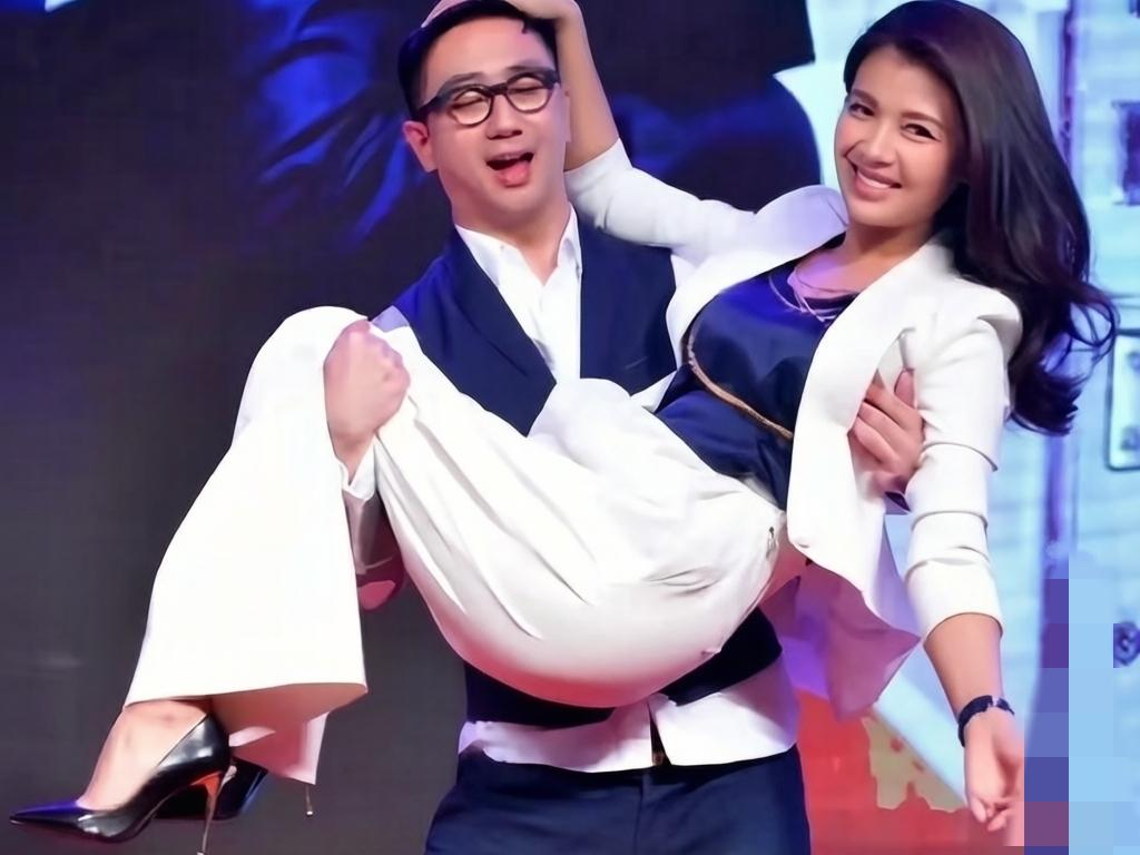 一个是“国民贤妻”，一个是“脱口秀一哥”，这张旧照里竟藏着娱乐圈最体面的距离。