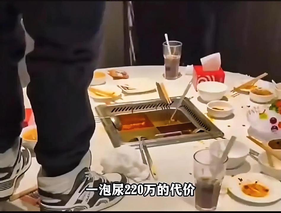 上海海底捞“小便门”后续来了:
 
今年2月24日凌晨，上海两位17岁少年（唐某