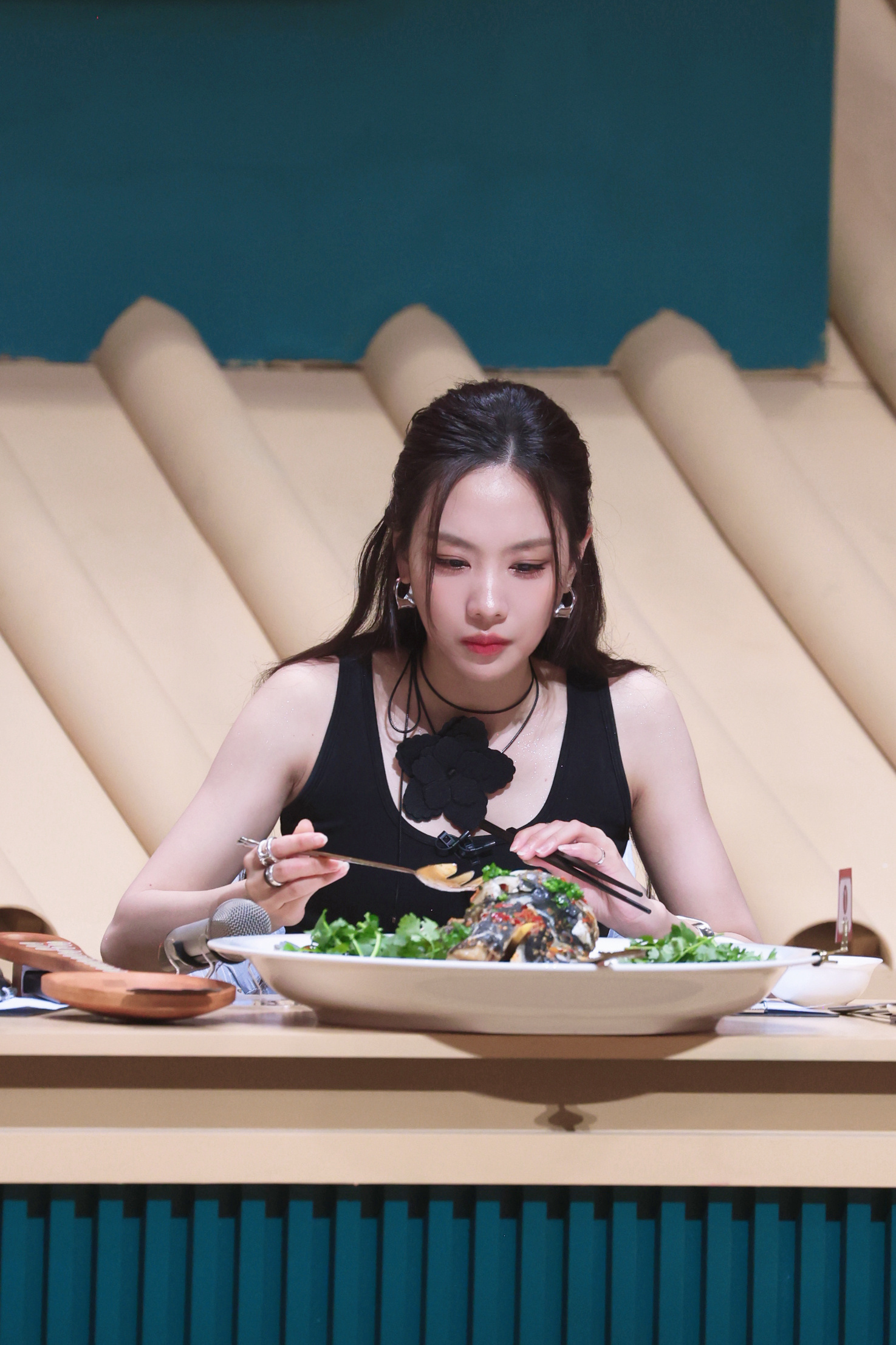 快把王霏霏打包送到中餐厅家乡美食大赛开播 喊话黄店长抓紧下单打包王霏霏！别的嘉宾