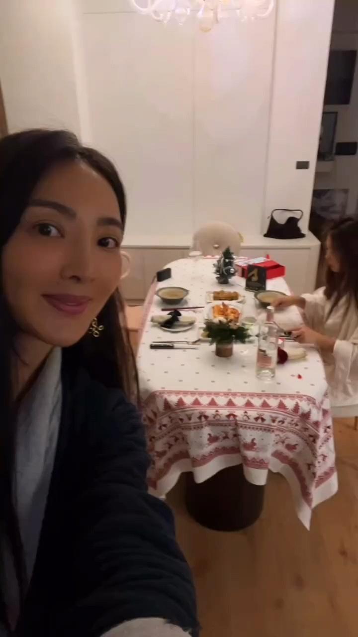 吴速玲和女儿一起做圣诞餐  吴速玲和女儿Grace过圣诞 吴速玲和女儿一起做圣诞