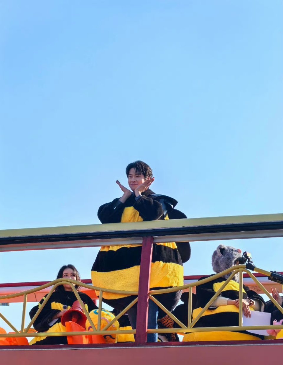 徐志胜模仿魏大勋饭撒 魏大勋徐志胜你的饭撒我的饭撒好像不一样，一个是偶像剧频道，