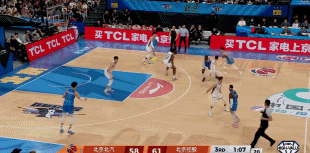 曾凡博伤愈复出状态火爆，北京德比战到最后无能裁判争议判罚北汽82:88负北控。这