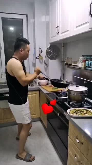 老婆下班回家，一屁股坐在沙发上，然后一个劲儿叹气问她也不吭声，看起来很伤心  老