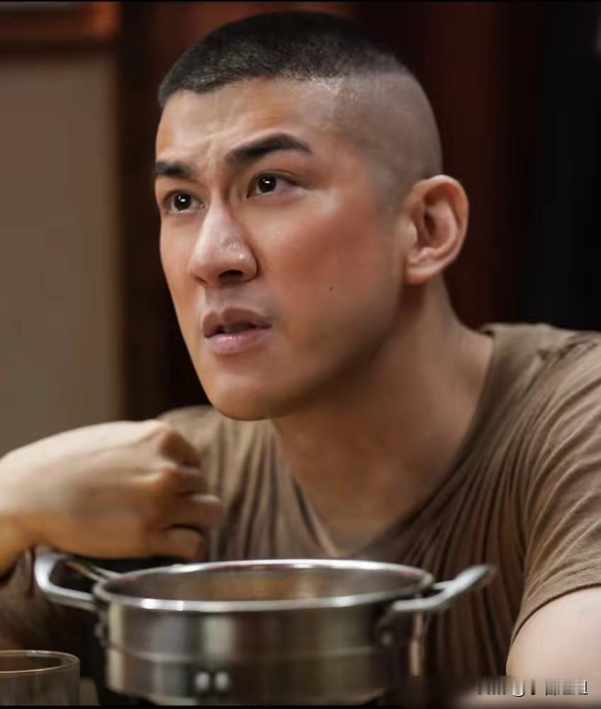 好像有点弄明白了，
为什么文牧野拍《龙餐馆》非要找李治廷演美国大兵，
不是因为这