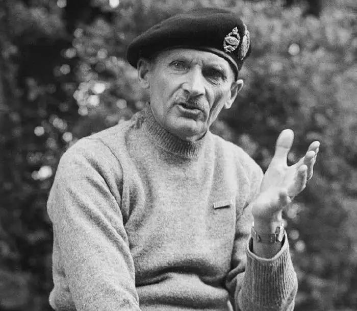 你最佩服的历史人物是谁？是毛主席。记得当年英国二战名将蒙哥马利元帅曾两次慕名到访