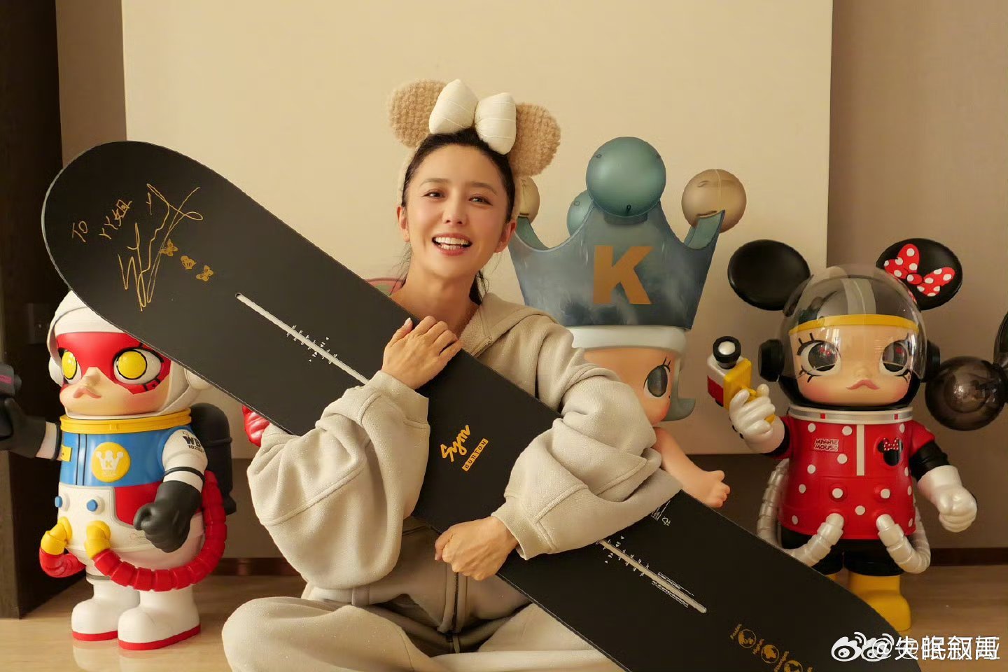 佟丽娅连续三年收到苏翊鸣的滑板天呐！丫丫又收到苏翊鸣送的滑板了！第三年了哎，这是