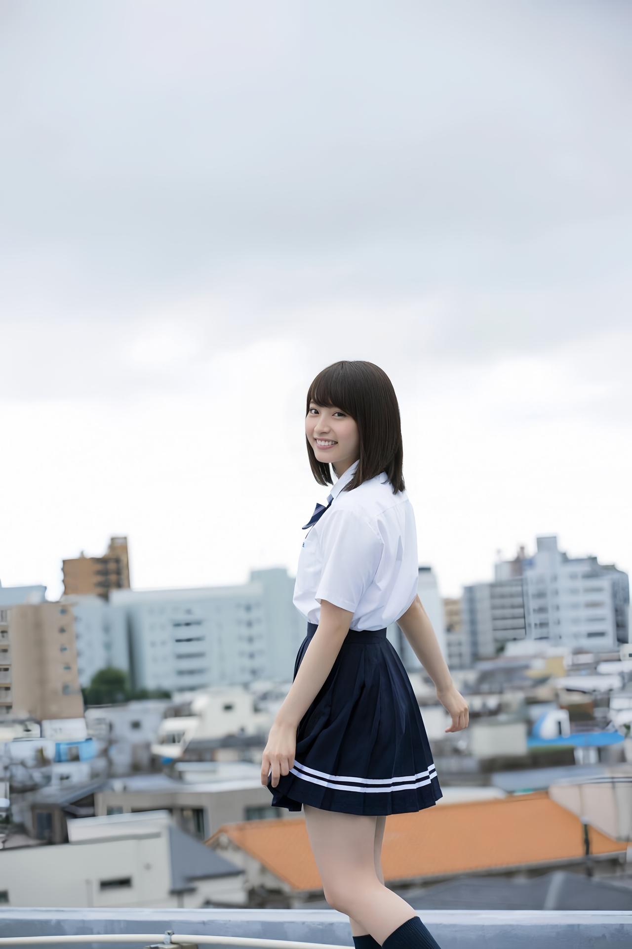 青春洋溢的校园少女，微笑面对城市天际线。
清纯