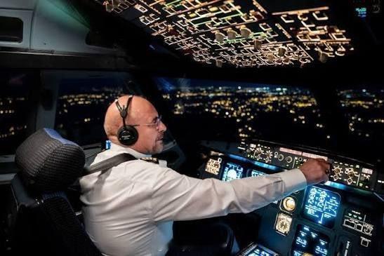 伊朗议长卡利巴夫以前驾驶飞机画面 