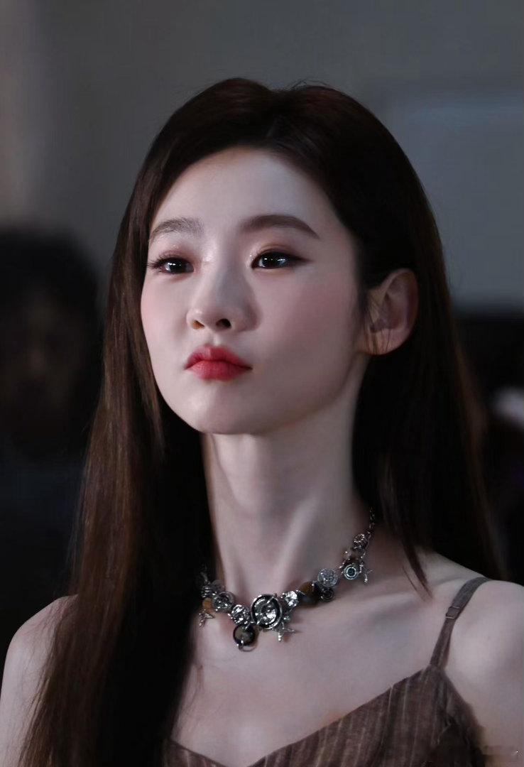 张艺凡戏外搓bgm戏里玩摇滚张艺凡甜心摇滚新娘 张艺凡这张官宣图越看越有味道。甜