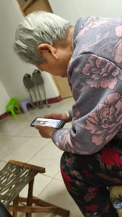 现在手机里最让人着迷的你知道是什么吗？

我来说一个，那就是短剧。

不仅年轻人