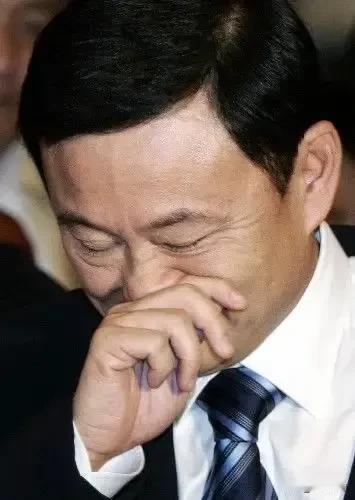 当地时间9月15日，76岁的泰国前总理他信被转移到狱中医疗病房，原因是他年事已高