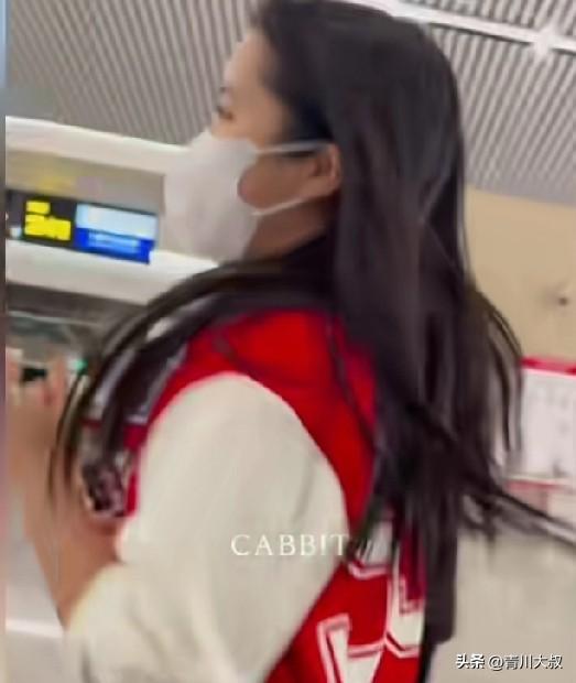 怪不得申裕斌一到重庆，就赶快跑，她不是躲代拍，而是跑去了失物领取处！

原来小申