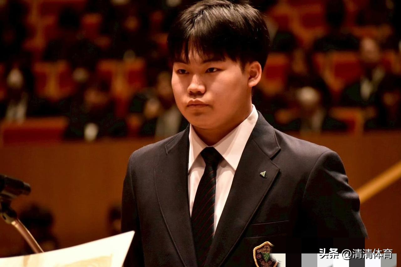 谁能想到啊！松岛辉空这小子高中刚毕业！
这一身日本高中校服一穿，跟他平时在赛场上