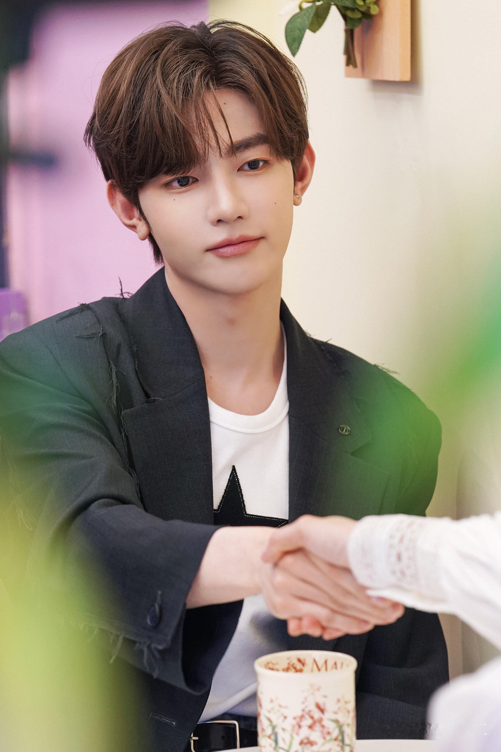 章昊 <去月球吧> 幕后花絮照更新📸拉小提琴的weilin🎻好想看会动的~太