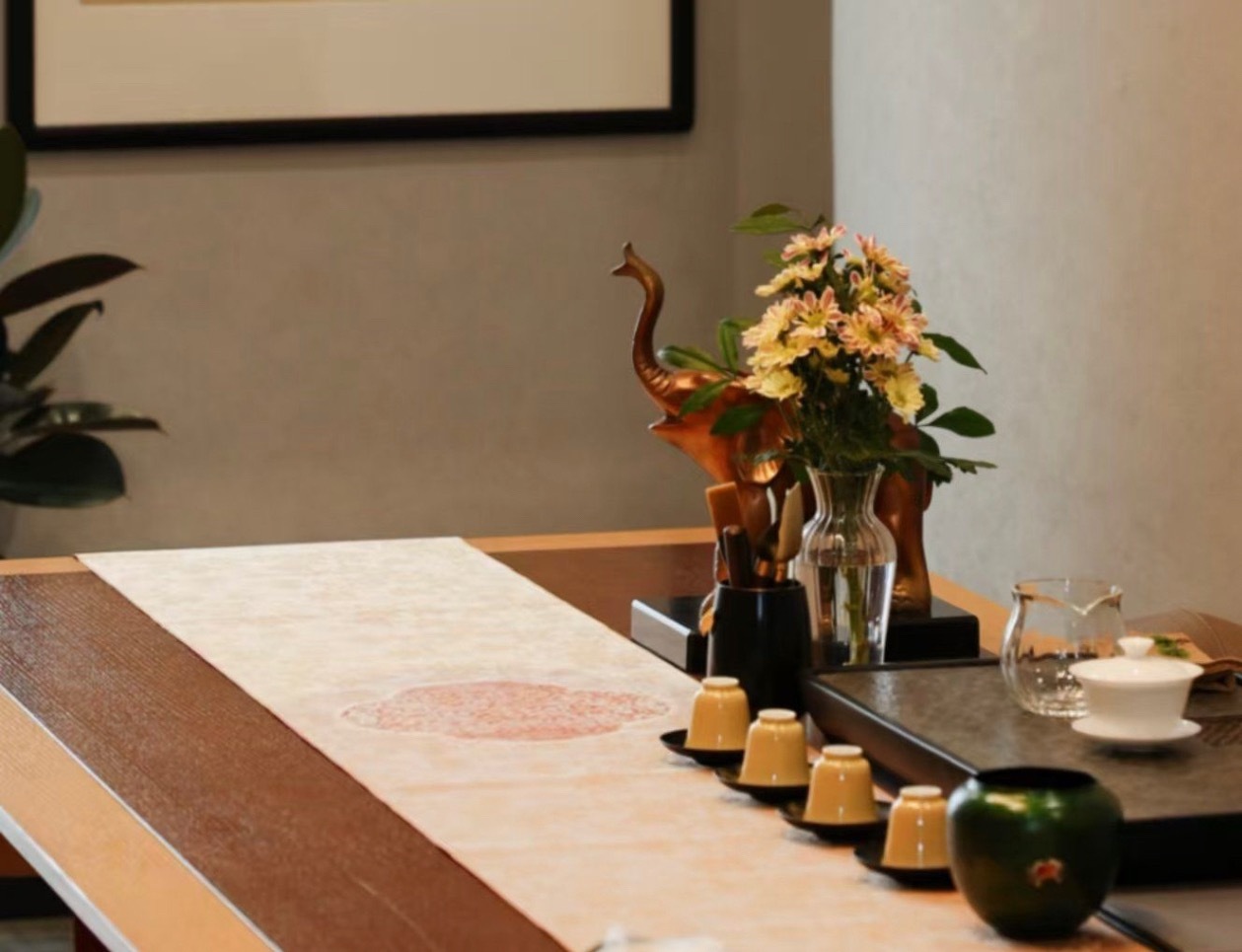 品茶赏器交友  年轻时喝茶，爱热闹，爱排场，爱讲究；年纪越长越懂得：茶不必贵，器