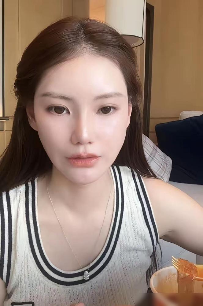 网友问筱梅“为什么把玥儿和霖霖送到加拿大这么远的地方啊？”

说真的我这个养了十
