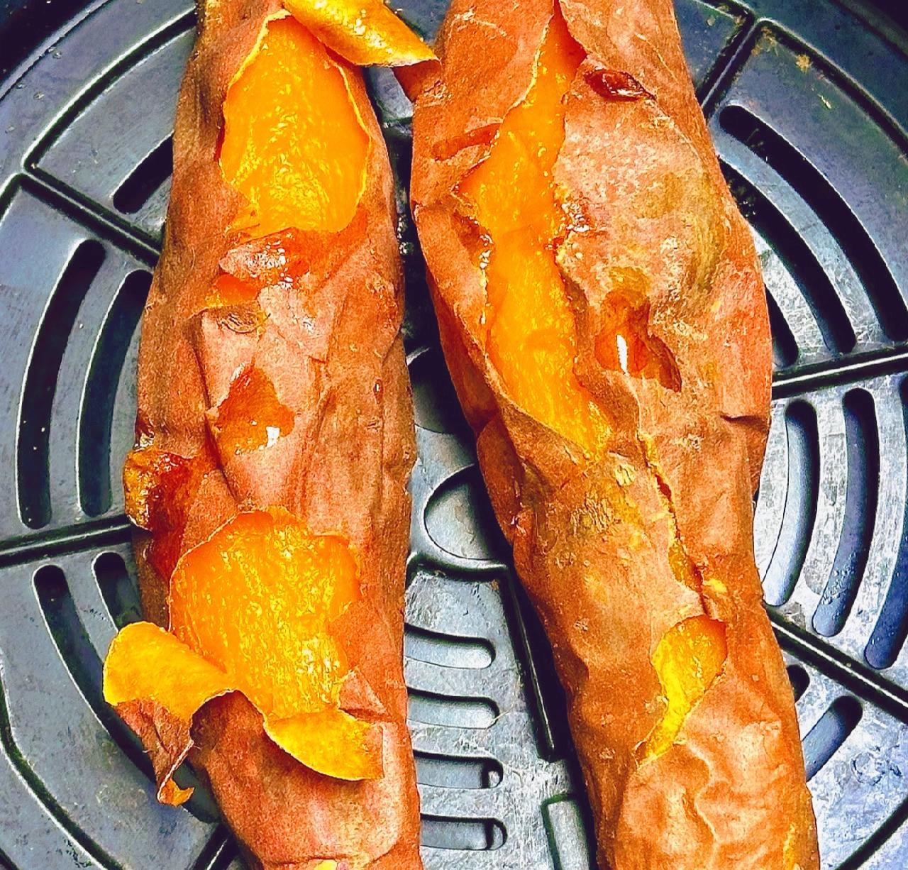 冬天的夜晚与烤红薯最配了！
晚上女儿正写着作业，突然说：“妈妈，我想吃烤红薯。”