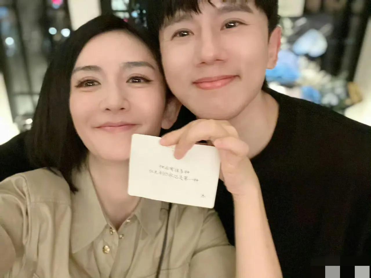 谢娜引发热议！
10月31日，谢娜突然引发了热议，起因是有狗仔爆料杨天真签了谢娜