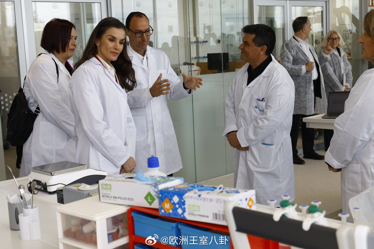 3.10 西班牙王后莱蒂齐亚参观农业实验站，红色裤装来自hugo boss 