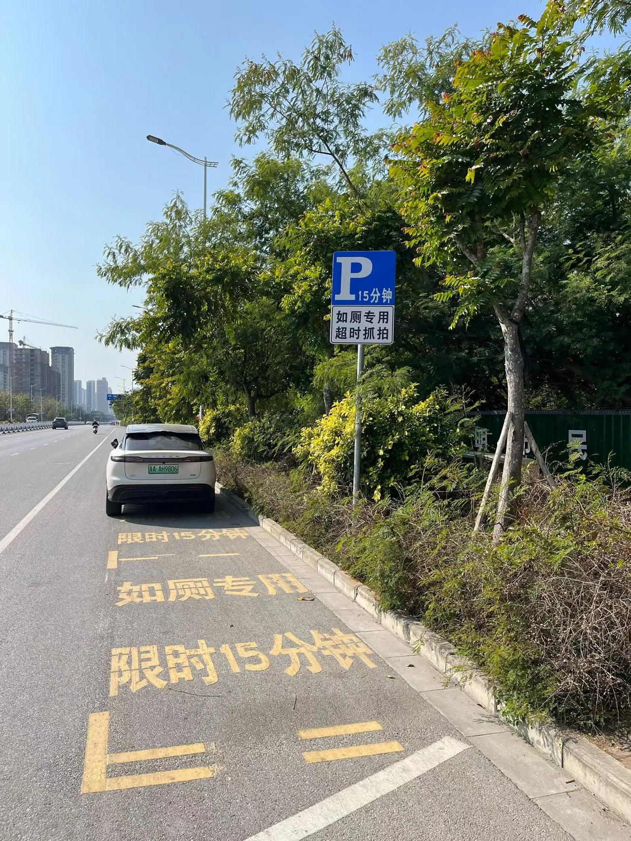 驾车行驶在北海市区，突然状况突发。于是在高德导航的指引下，我赶忙寻找最近的厕所。