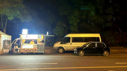 吃个烧烤的时间刚好适合给老车发会儿电