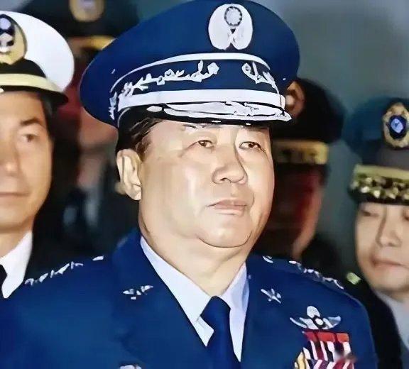 台湾首任军事大学校长，退役上将夏瀛洲说：当年佩洛西窜台，解放军趁势突破了海峡中线