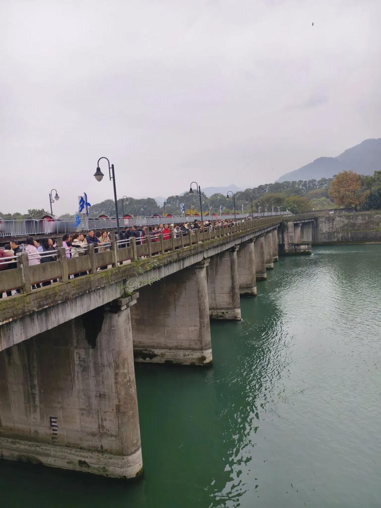 都江堰美
       ——南木子
最美风景都江堰，
游客如织人头攒。
江水深蓝