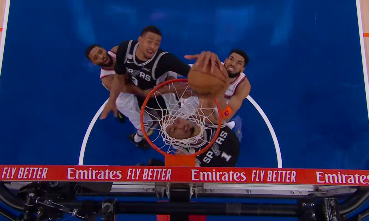 一个疑似防守干扰球，一个疑似进攻干扰球，尼克斯不好打。nba总决赛马刺vs尼克斯