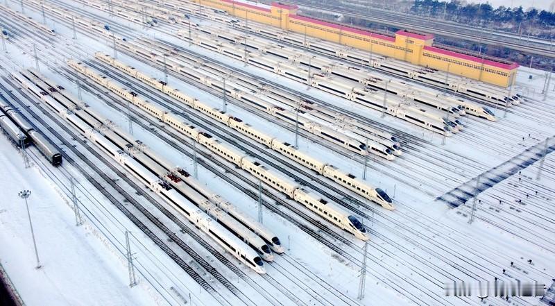 2月21日，一段暖心的短视频在网络上引发热议。长春某高校大四学生小赵返校途中，在