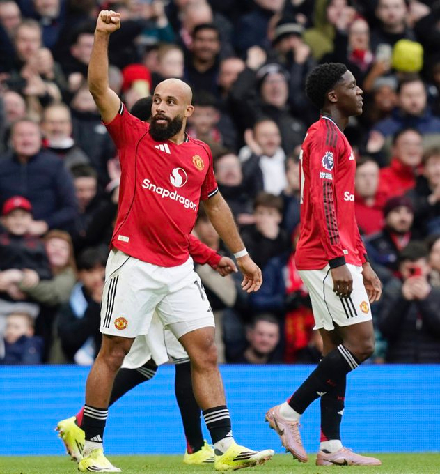 卡里克谈及让姆伯莫踢中锋位置“我觉得姆伯莫很有天赋。他的跑位非常出色。他既能与队