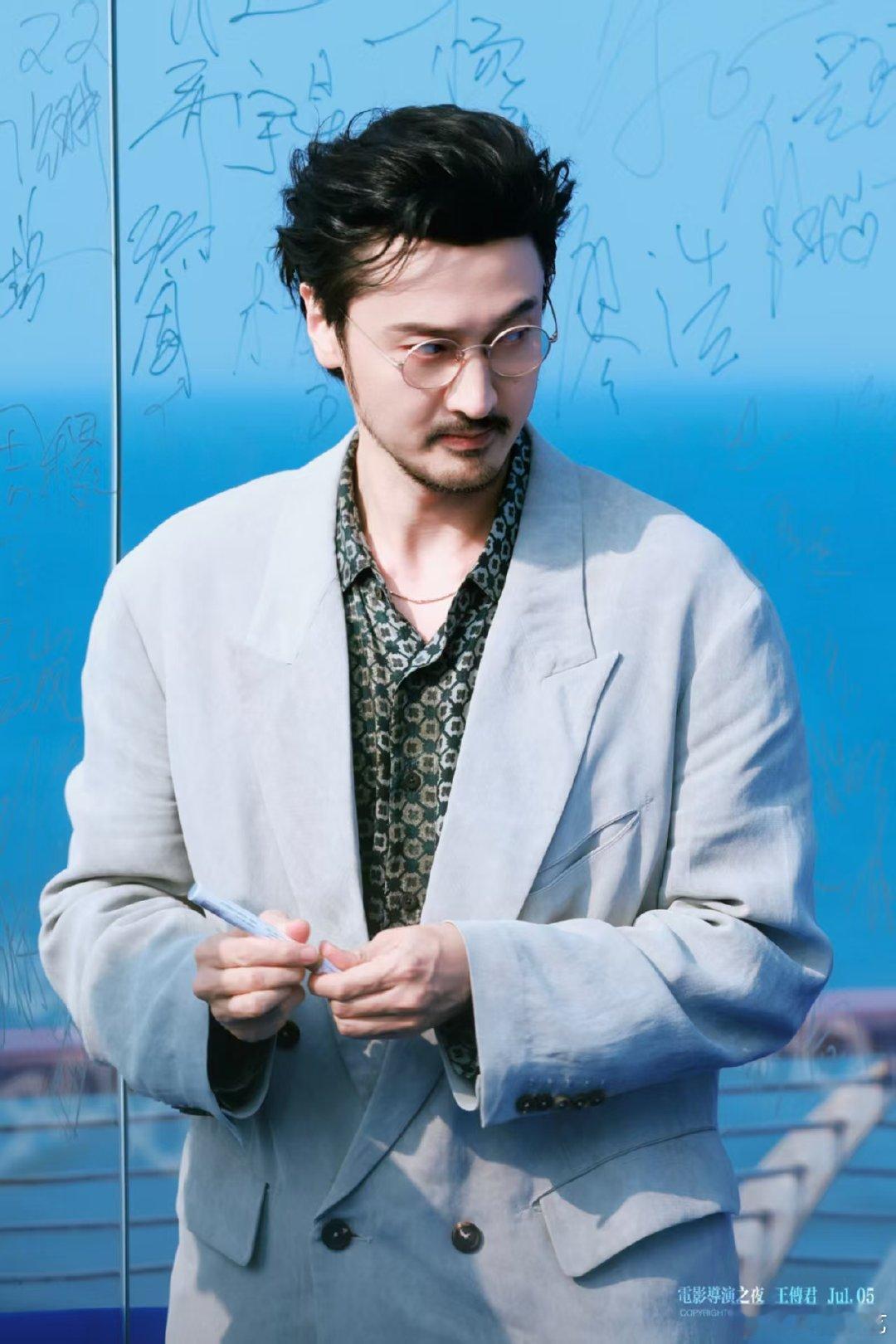 王传君鞠躬式饭撒获赞 王传君线下小细节出圈，鞠躬式饭撒收获满满好评。不把粉丝的守