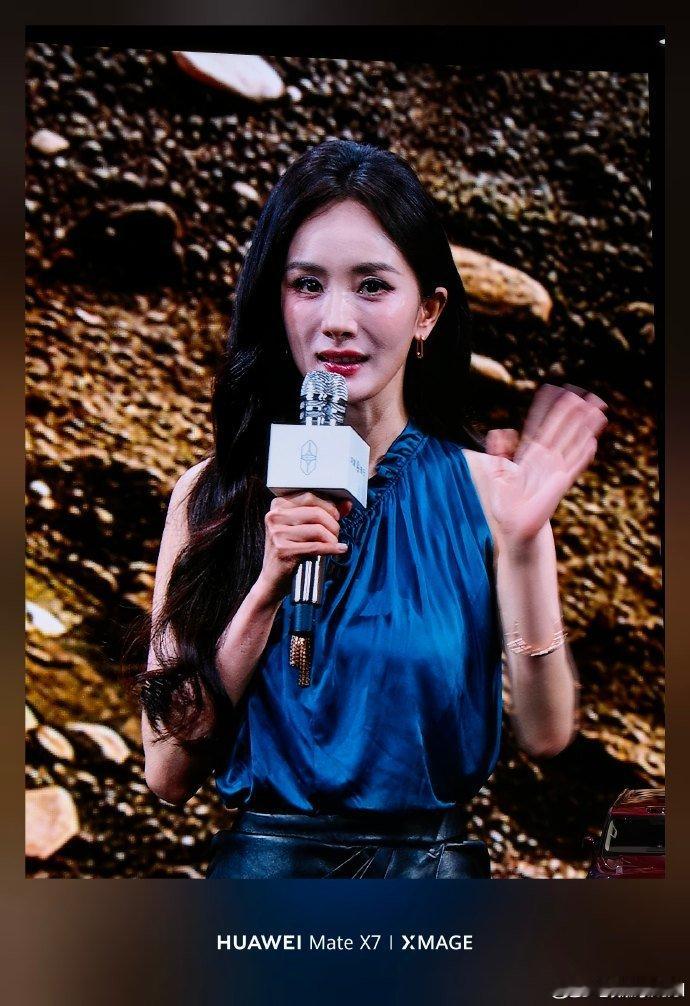 杨幂沈腾活动同框谁懂啊，看活动离场片段直接笑出声，沈腾自顾自往前走，杨幂哒哒哒小