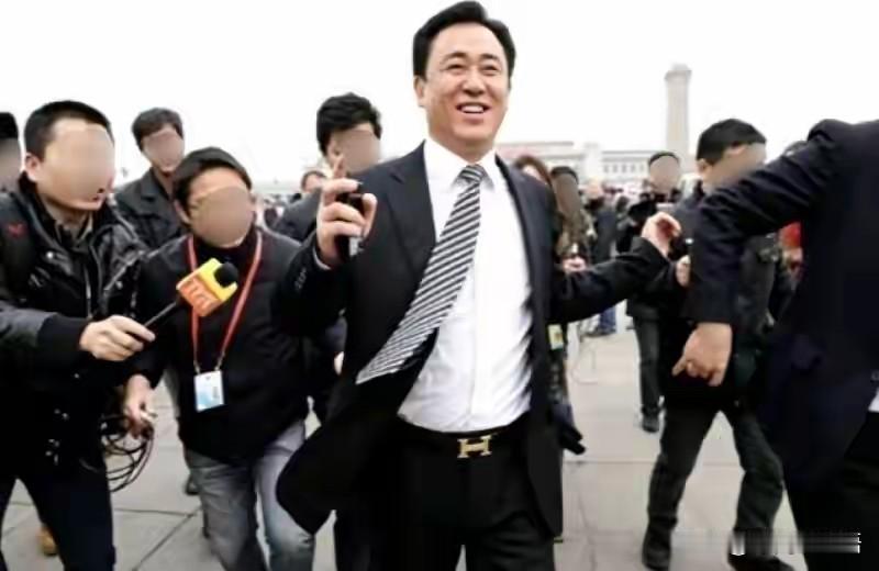许家印被判无期，没收个人全部财产。而他的前妻丁玉梅呢？

人早跑了。2023年，