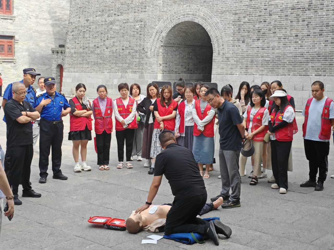 迎泽区急救培训走进钟楼街商圈 筑牢群众安全防护线

近日，迎泽区总工会联合察院后