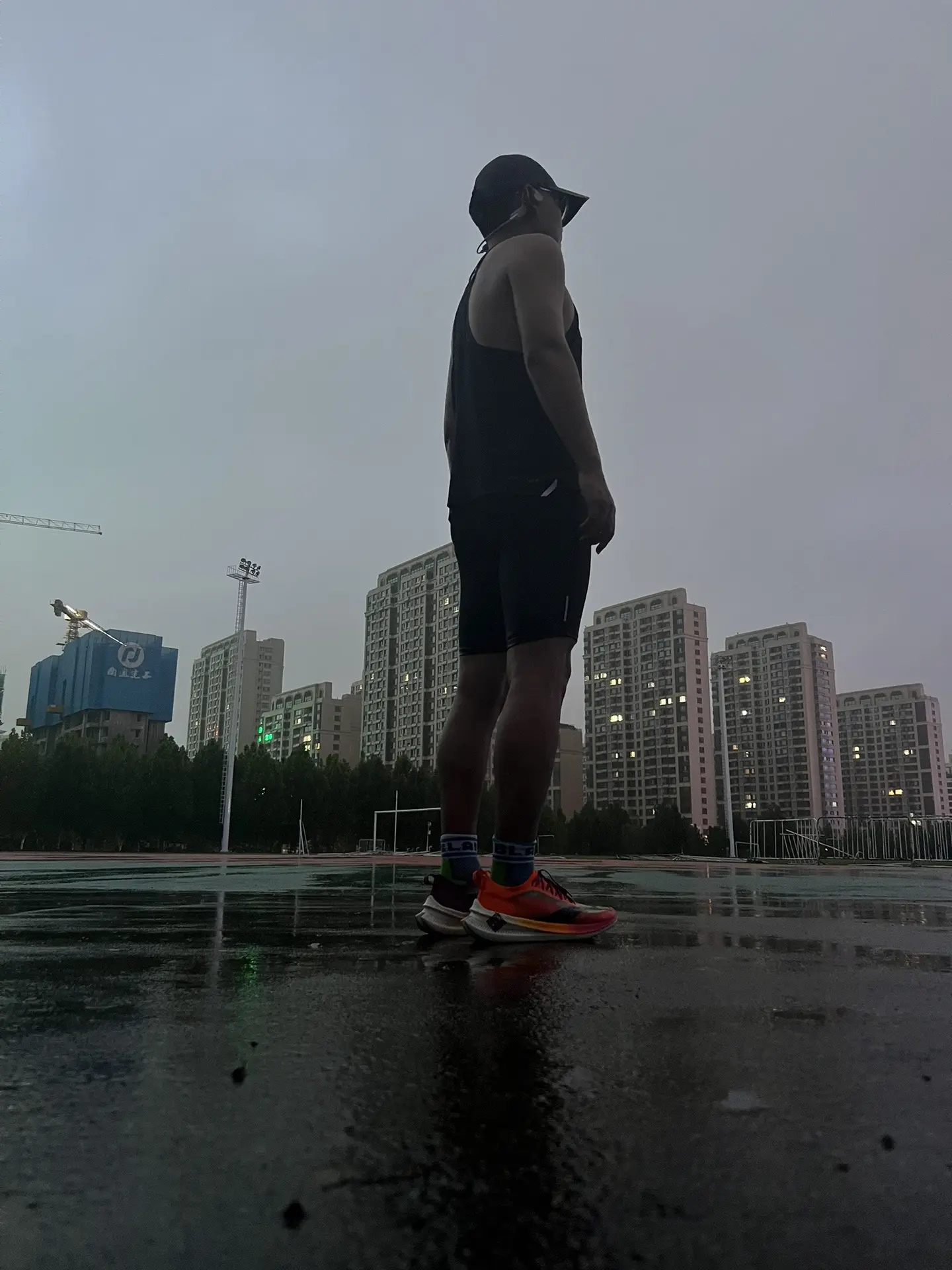 雨水亲我嘴，操场给我讲故事。 那就在雨中放肆一次吧