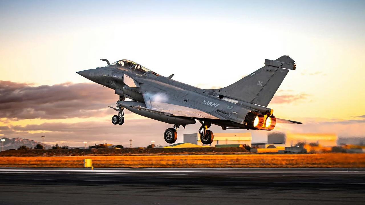 法国海军航空兵“阵风”M舰载战斗机近日赴法国空天军伊斯特尔基地（BA125）开展